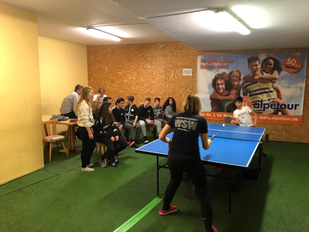 Tischtennisspiel im Aufenthaltsraum des Gästehauses.